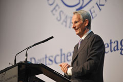 Prof. Dr. Dr. h. c.
Jörg-Dietrich Hoppe, Präsident der Bundesärztekammer und des Deutschen
Ärztetages und Präsident der Ärztekammer Nordrhein