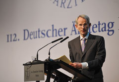 Prof. Dr. Dr. h. c.
Jrg-Dietrich Hoppe, Prsident der Bundesrztekammer und des Deutschen
rztetages und Prsident der rztekammer Nordrhein