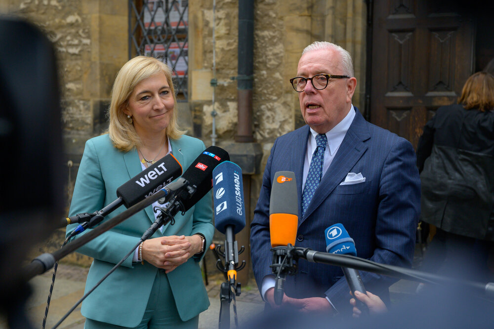 Bundesgesundheitsministerin Nina Warken und BÄK-Präsident Dr. Klaus Reinhardt _DSC8982_129DAET-Leipzig__Eroeffnung__Nikolaikirche
