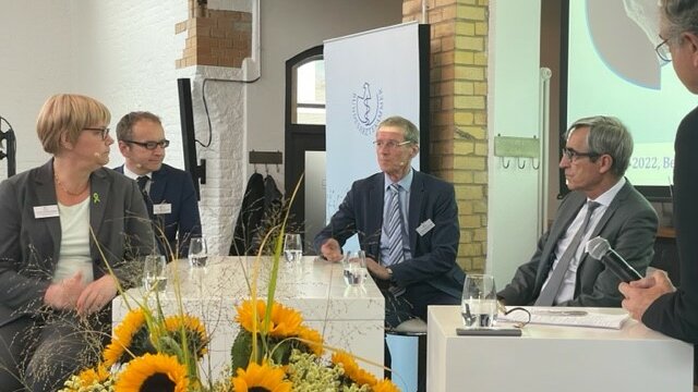 BAEK_im_Dialog_Podium.jpg