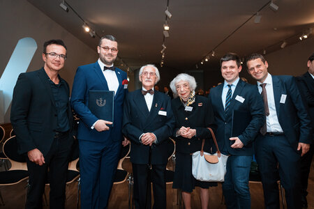 Jurymitglied Prof. Dr. med. Dr. med. dent. Dr. phil. Dominik Groß; Dr. med. Amir Wechsler, M.A.; Dr. med. Leon Weintraub, Dr. h.c. Margot Friedländer, Aaron Pfaff, M.A. und Jurymitglied Prof. Dr. med. Rotem Lanzman (v.l.)