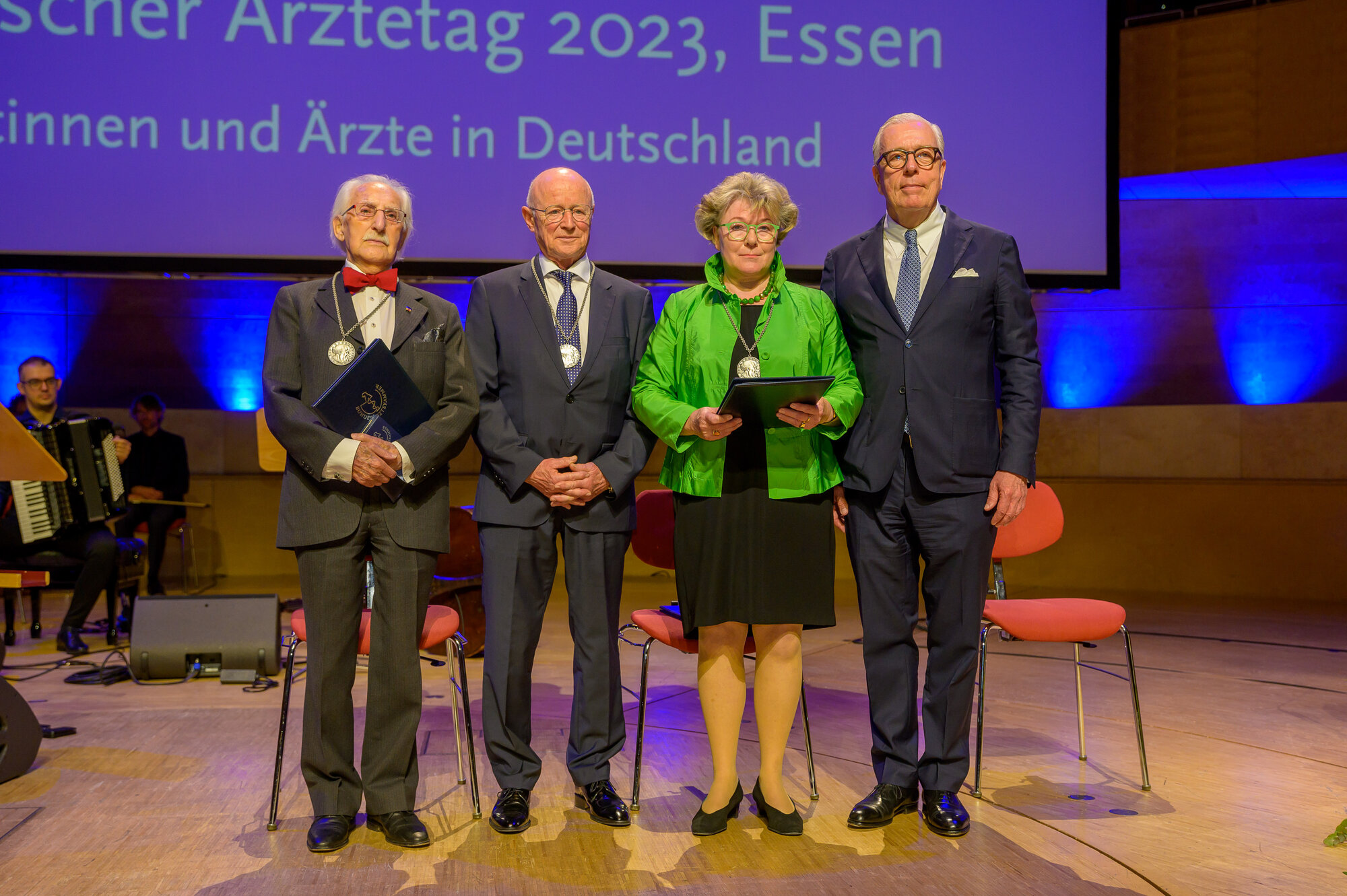 Preisträger der Paracelsus-Medaille 2023 mit BÄK-Präsident Reinhardt
