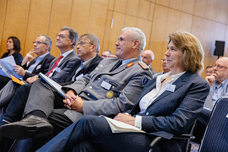 Prof. Dr. Kerstin von der Decken, Generalstabsarzt Dr. Ralf Hoffmann, Prof. Dr. Heyo Kroemer und Ralph Tiesler (v.l.)