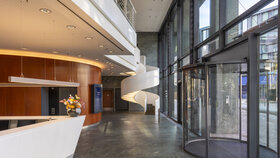 BAEK_Foyer_mit_Treppe