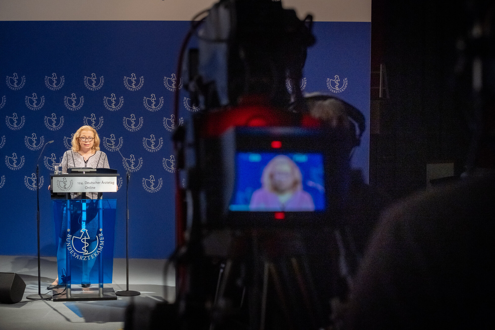 Dr. med. Katrin Bräutigam, Ärztliche Geschäftsführerin der Bundesärztekammer, stellt die Beschlussfähigkeit des 124. Deutschen Ärztetages fest