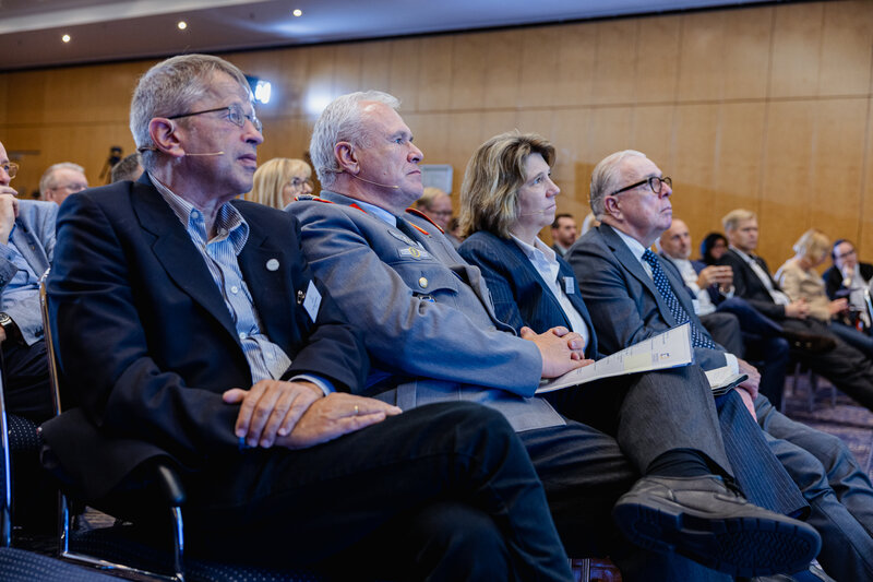 Prof. Dr. Heyo Kroemer, Generalstabsarzt Dr. Ralf Hoffmann, Prof. Dr. Kerstin von der Decken und Dr. Klaus Reinhardt (v.r.)