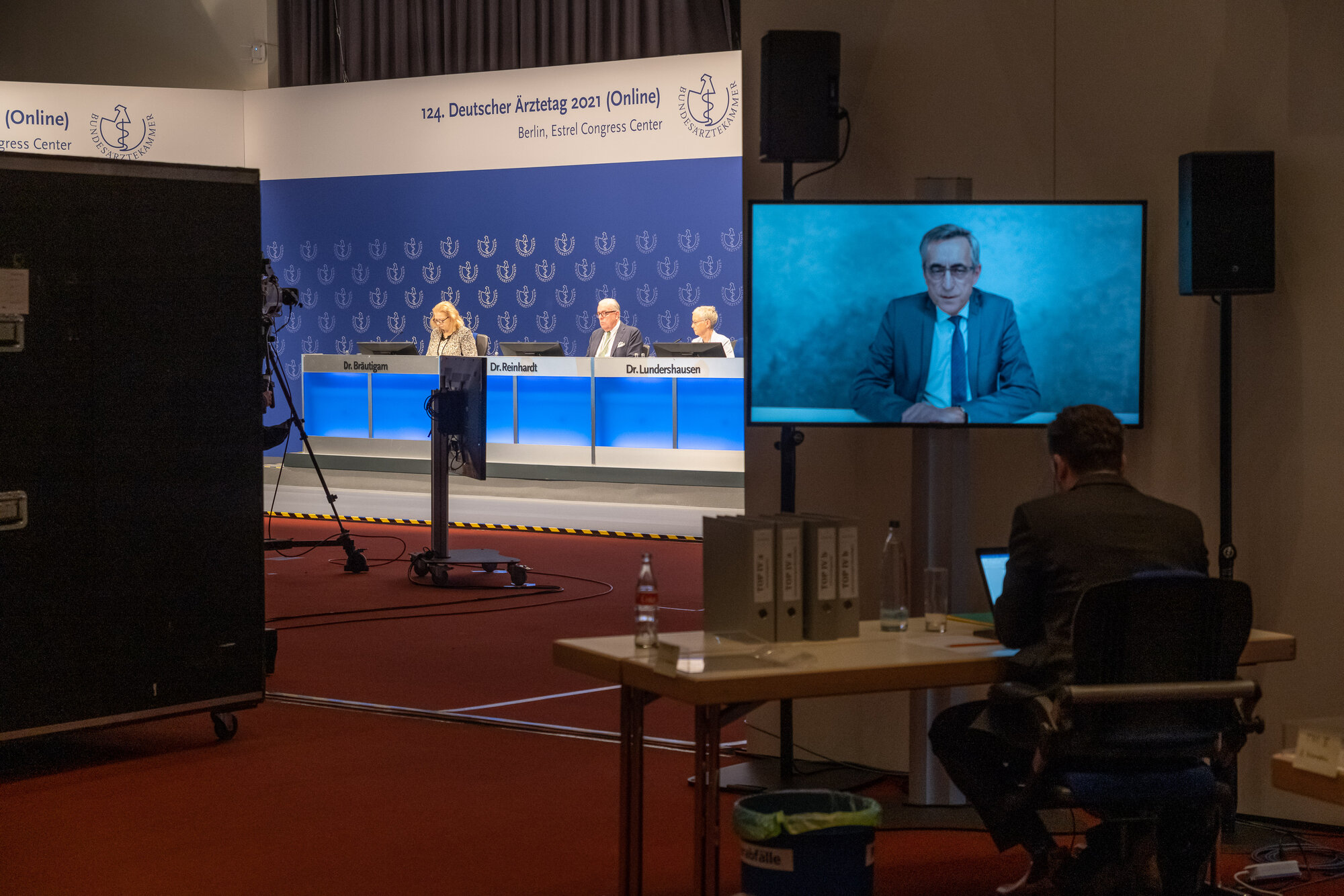 Auf dem Bildschirm: San.-Rat Dr. med. Josef Mischo, Präsident der Ärztekammer des Saarlandes