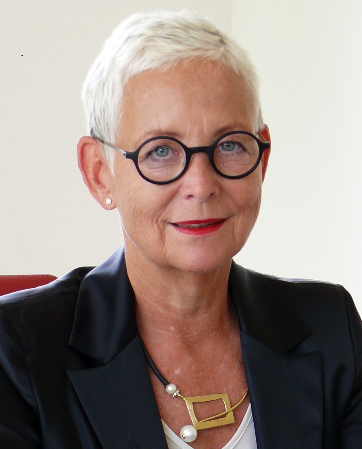 Dr. Ellen Lundershausen Lundershausen_UEber_uns_bearbeitet.jpg