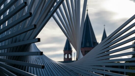 Skulptur mit Mainzer Dom Skulptur_Dom_Hintergrund__c__Kartoshkaboy__Pb