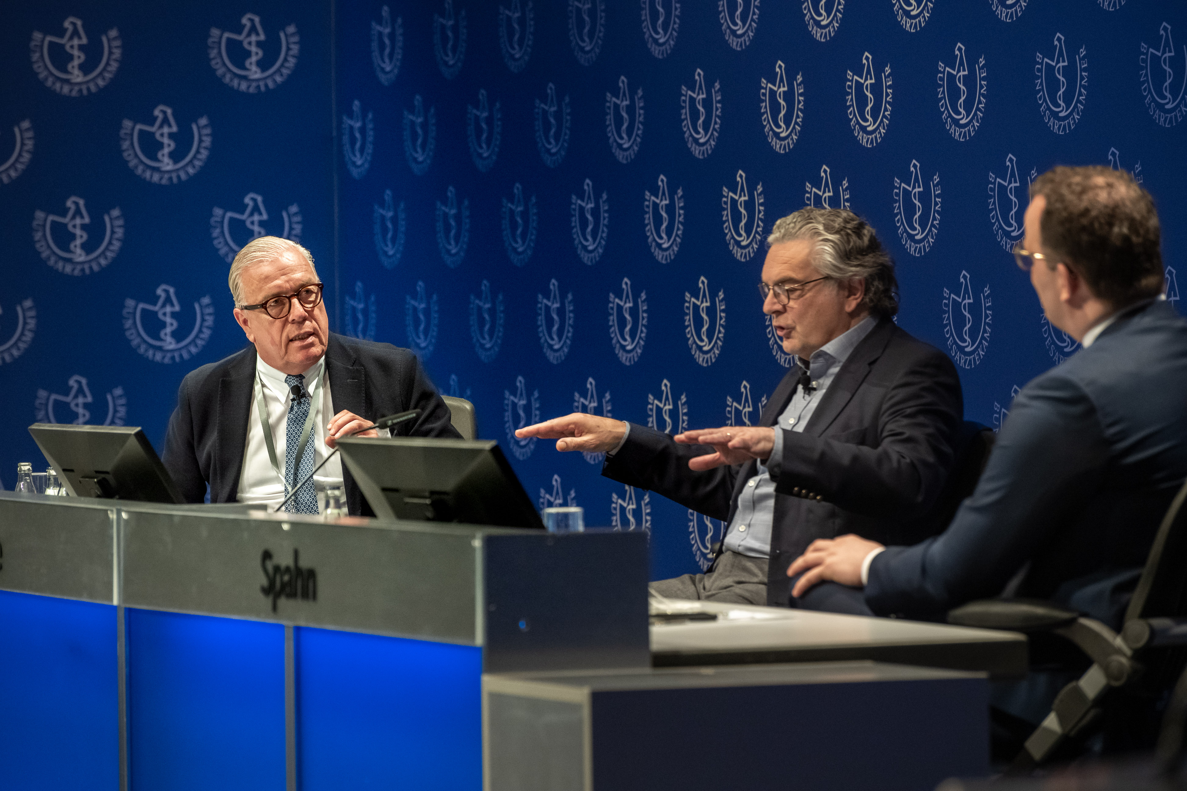 Von links nach rechts: BÄK-Präsident Dr. med. (I) Klaus Reinhard, Moderator Jürgen Zurheide, Bundesgesundheitsminister Jens Spahn