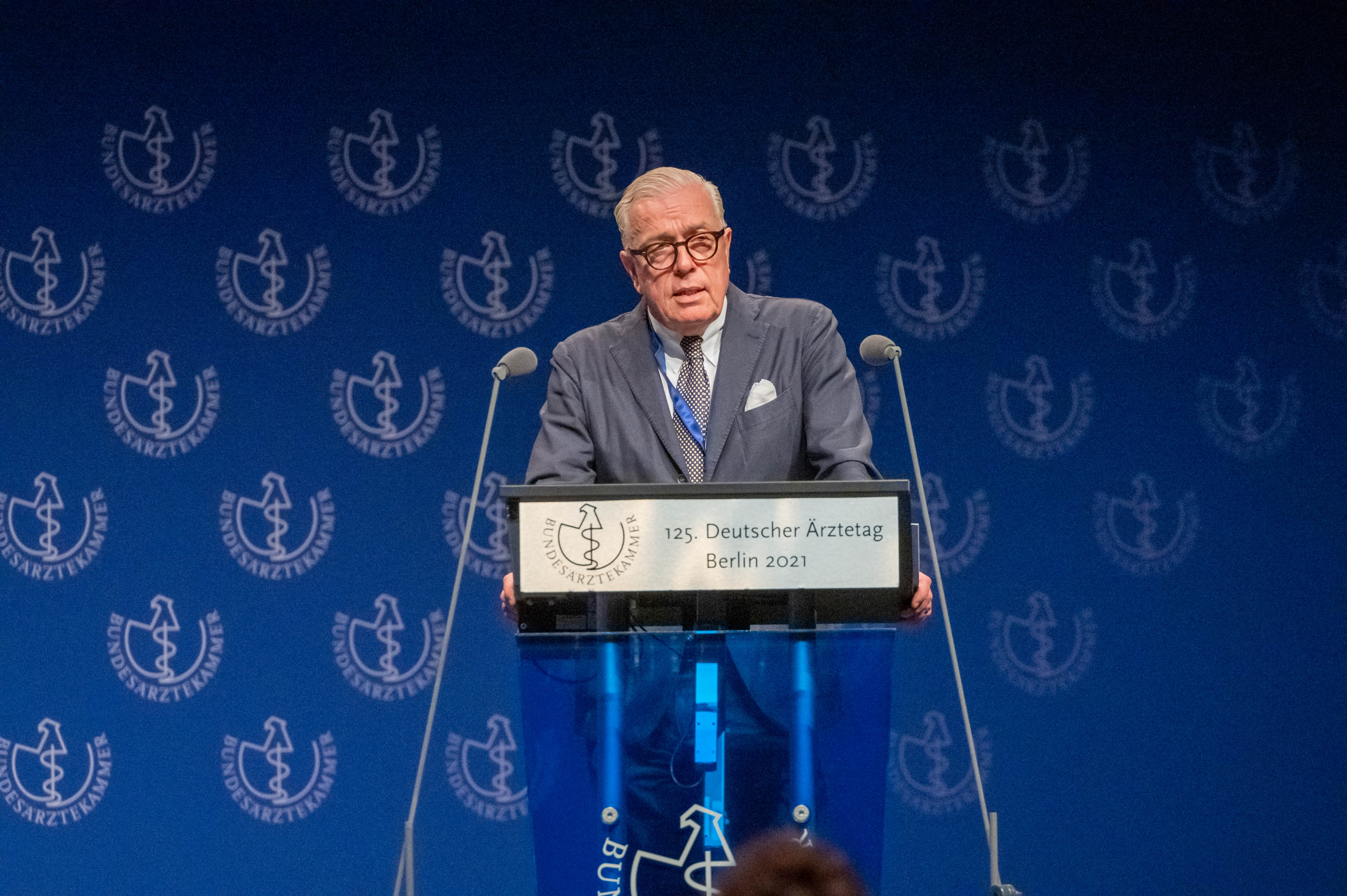 Eröffnung und Referat von Dr. med. (I) Klaus Reinhardt, Präsident der Bundesärztekammer Eröffnung und Referat von Dr. med. (I) Klaus Reinhardt, Präsident der Bundesärztekammer