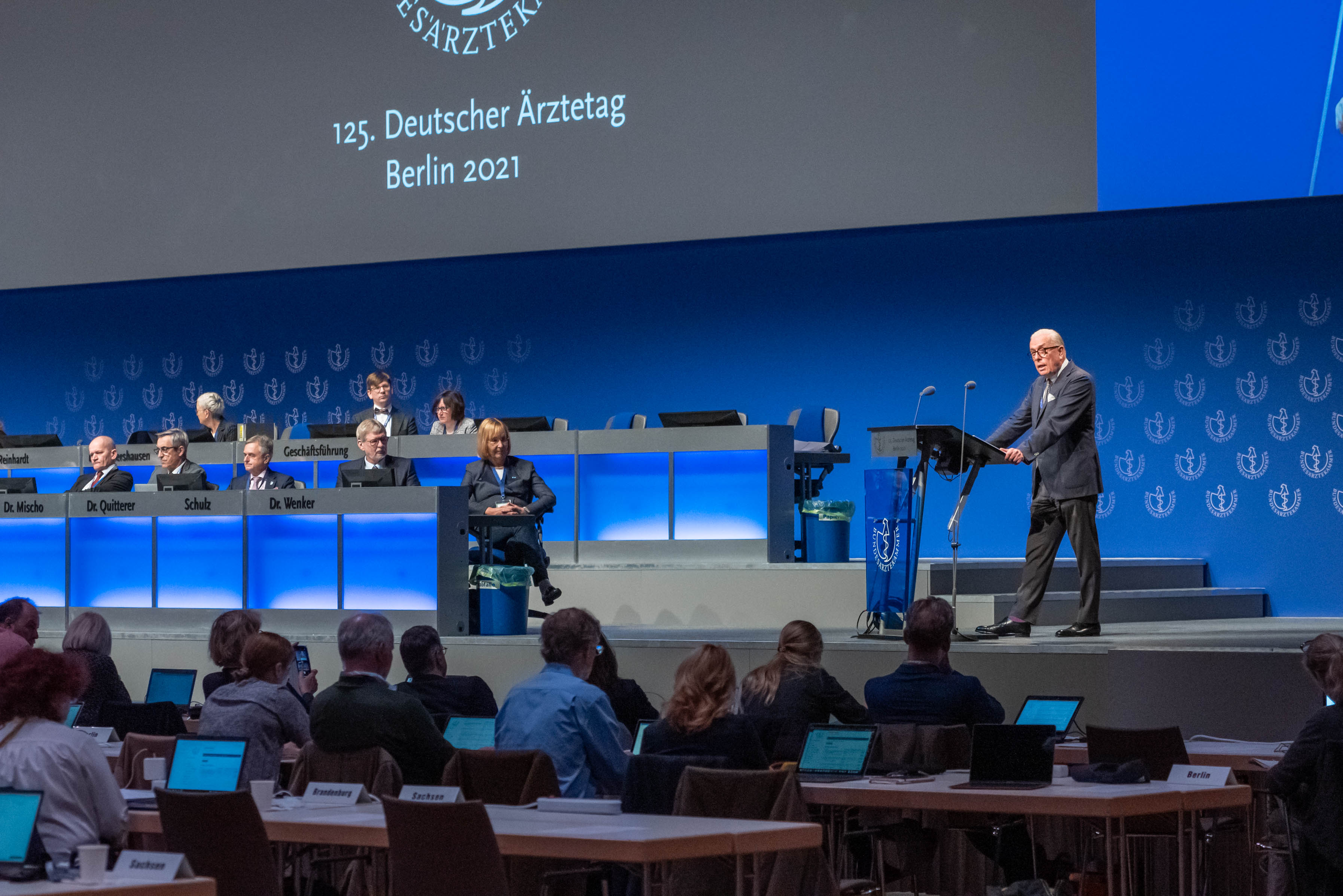 Blick auf das Präsidium des 125. Deutschen Ärztetages in Berlin Blick auf das Präsidium des 125. Deutschen Ärztetages in Berlin