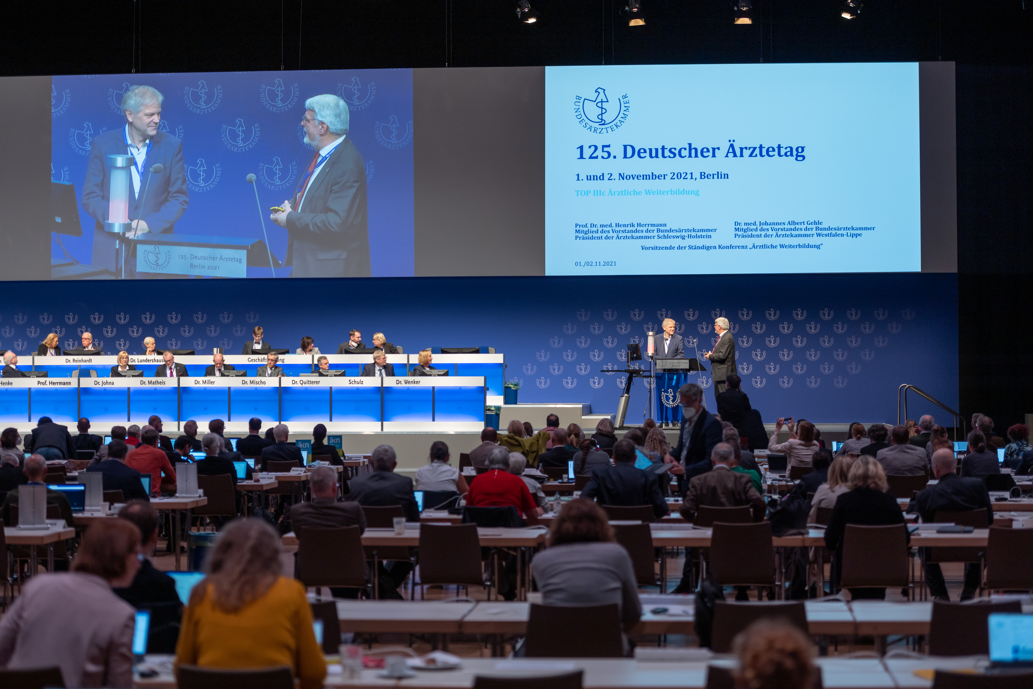TOP IIIc: Ärztliche Weiterbildung - Dr. med. Johannes Albert Gehle, Münster, und Prof. Dr. med. Henrik Herrmann, Bad Segeberg Vorsitzende der Ständigen Konferenz „Ärztliche Weiterbildung“ legen den Sachstandsbericht vor TOP IIIc: Ärztliche Weiterbildung - Dr. med. Johannes Albert Gehle, Münster, und Prof. Dr. med. Henrik Herrmann, Bad Segeberg Vorsitzende der Ständigen Konferenz „Ärztliche Weiterbildung“ legen den Sachstandsbericht vor