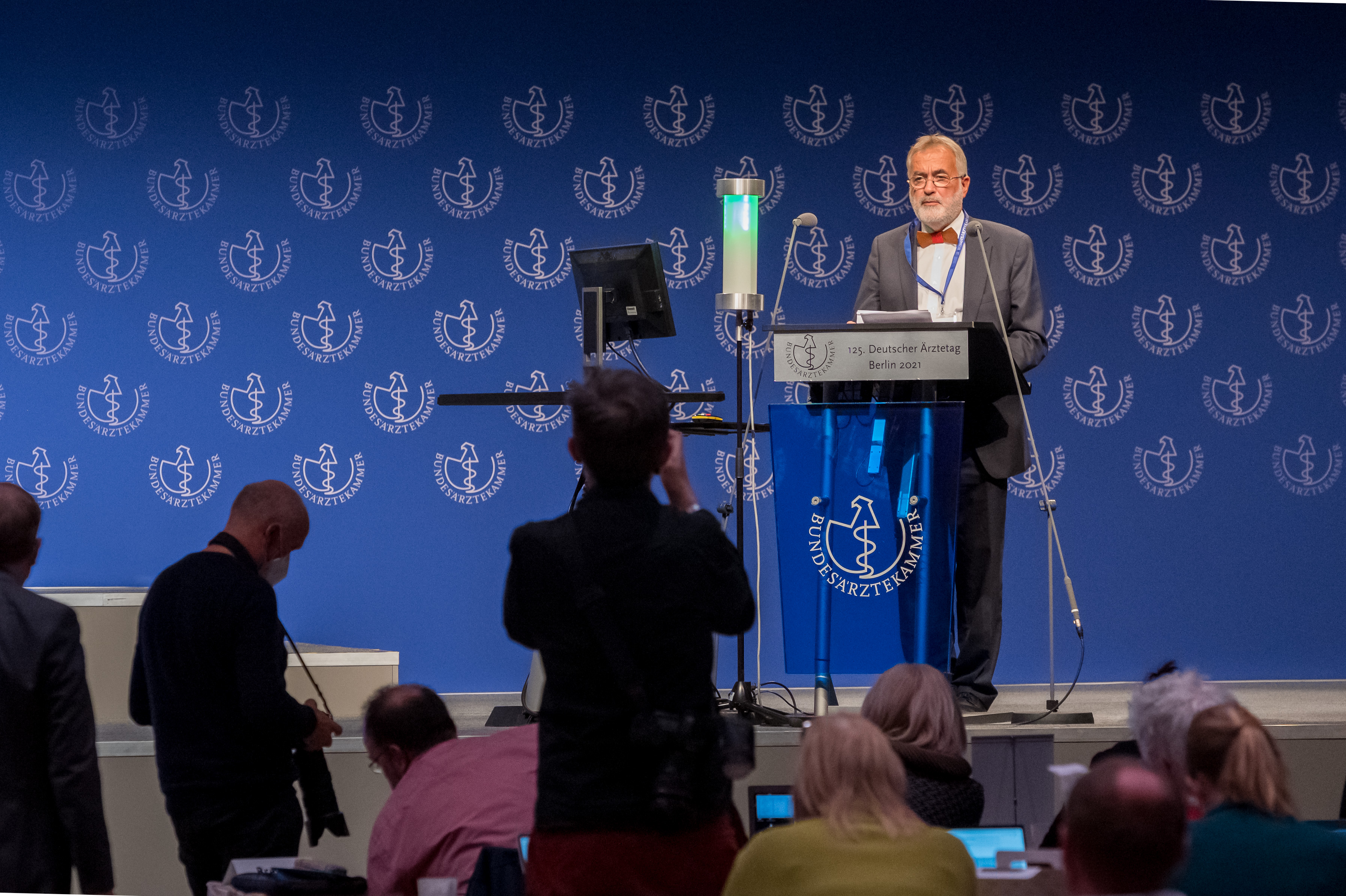 TOP IV: Nachwahl einer Vizepräsidentin/eines Vizepräsidenten der Bundesärztekammer - Prof. Dr. Andreas Crusius, Präsident der Ärztekammer Mecklenburg-Vorpommern, bei seiner Vorstellung TOP IV: Nachwahl einer Vizepräsidentin/eines Vizepräsidenten der Bundesärztekammer - Prof. Dr. Andreas Crusius, Präsident der Ärztekammer Mecklenburg-Vorpommern, bei seiner Vorstellung