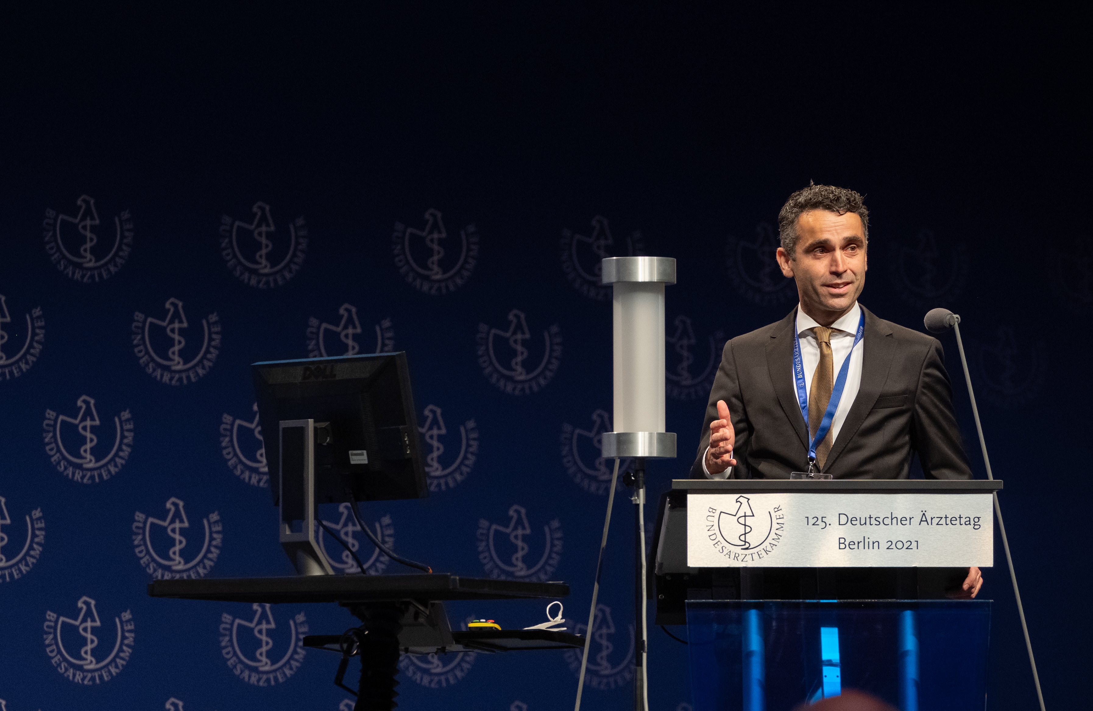 TOP II: Klimaschutz ist Gesundheitsschutz - Priv.-Doz. Dr. med. Peter Bobbert, Berlin, Vorsitzender der AG „Vorbereitung DÄT 2021: TOP Klimawandel und Gesundheit“, führt in das Thema ein TOP II: Klimaschutz ist Gesundheitsschutz - Priv.-Doz. Dr. med. Peter Bobbert, Berlin, Vorsitzender der AG „Vorbereitung DÄT 2021: TOP Klimawandel und Gesundheit“, führt in das Thema ein