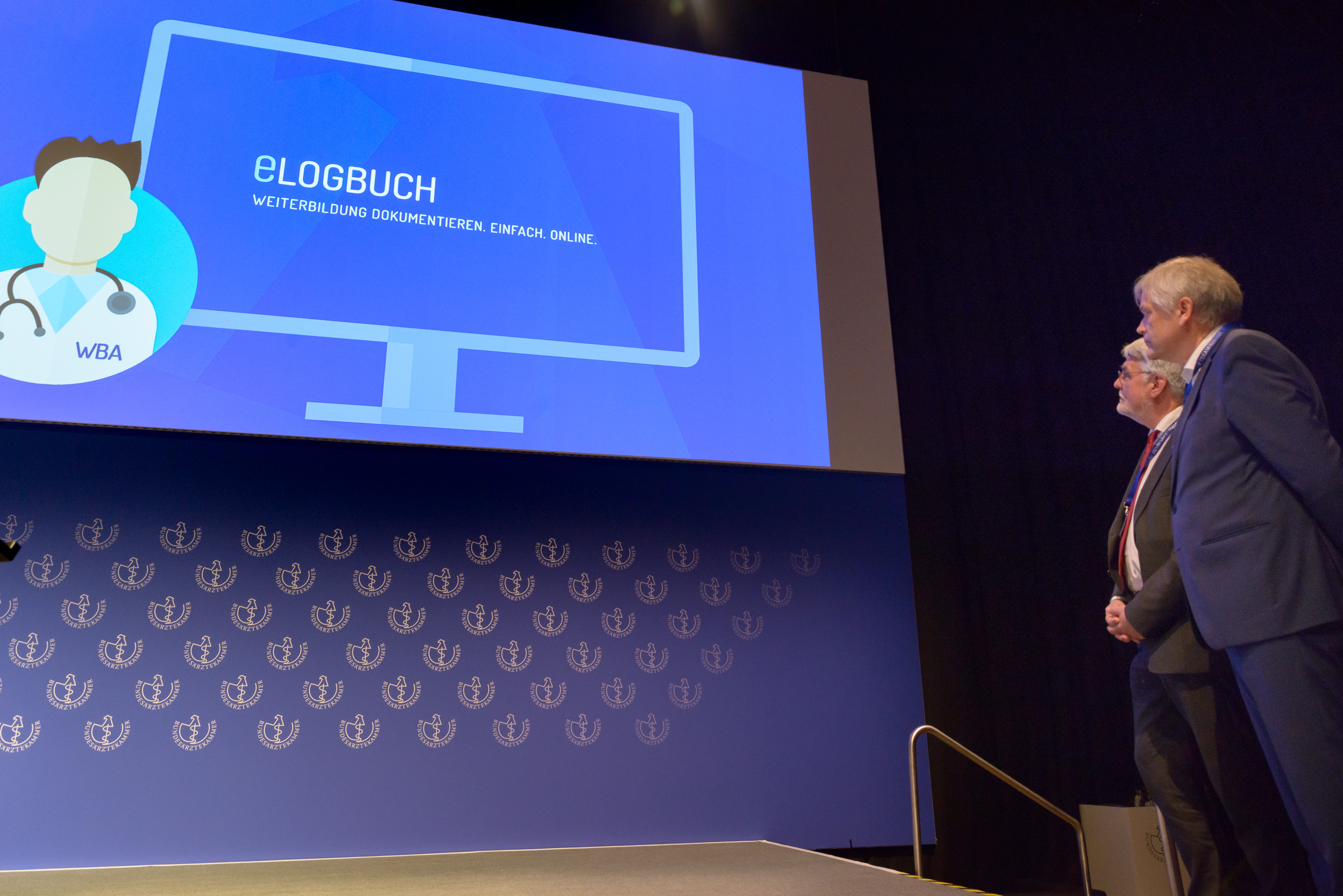 TOP IIIc: Ärztliche Weiterbildung - Dr. med. Johannes Albert Gehle, Münster, und Prof. Dr. med. Henrik Herrmann, Bad Segeberg Vorsitzende der Ständigen Konferenz „Ärztliche Weiterbildung“ legen den Sachstandsbericht vor TOP IIIc: Ärztliche Weiterbildung - Dr. med. Johannes Albert Gehle, Münster, und Prof. Dr. med. Henrik Herrmann, Bad Segeberg Vorsitzende der Ständigen Konferenz „Ärztliche Weiterbildung“ legen den Sachstandsbericht vor