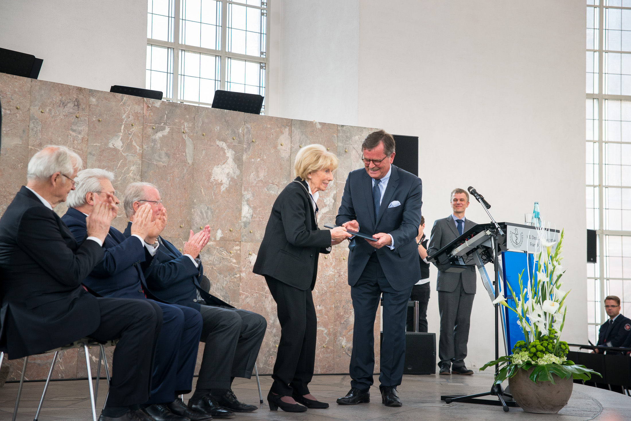 Prof. Dr. med. Waltraut Kruse erhält die Paracelsus-Medaille der deutschen Ärzteschaft auf dem 118. Deutschen Ärztetag am 12.05.2015 in Frankfurt am Main
