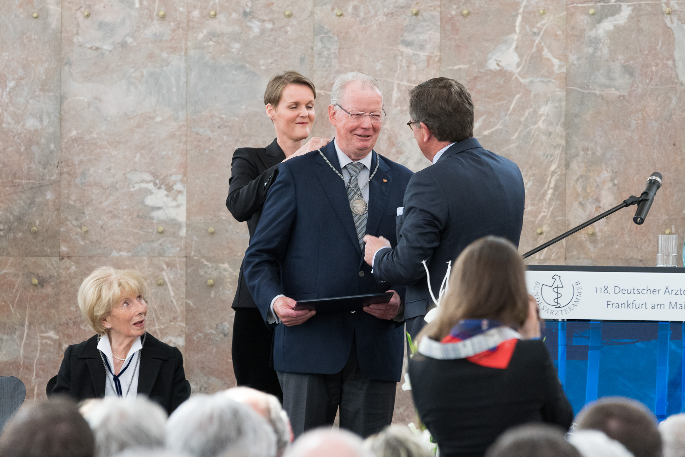 Prof. Dr. med. Hansjörg Melchior erhält die Paracelsus-Medaille der deutschen Ärzteschaft auf dem 118. Deutschen Ärztetag 2015 in Frankfurt am Main